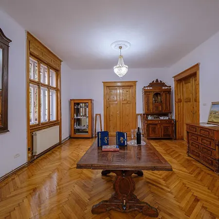 Majestic Heritage Apartment *