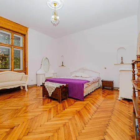 Majestic Heritage Apartment *
