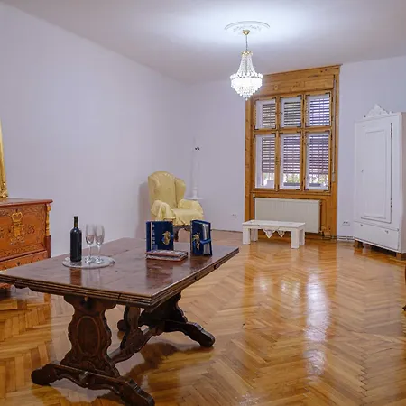 Majestic Heritage Apartment *